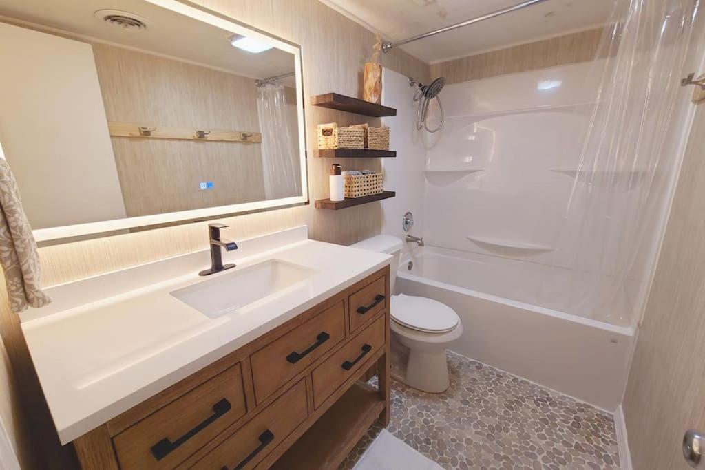 Centrally Located In Rogers And Bentonville! -Private Rooms Exterior photo